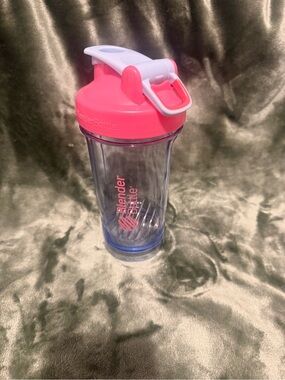 BlenderBottle Shaker Cup with Pink Lid